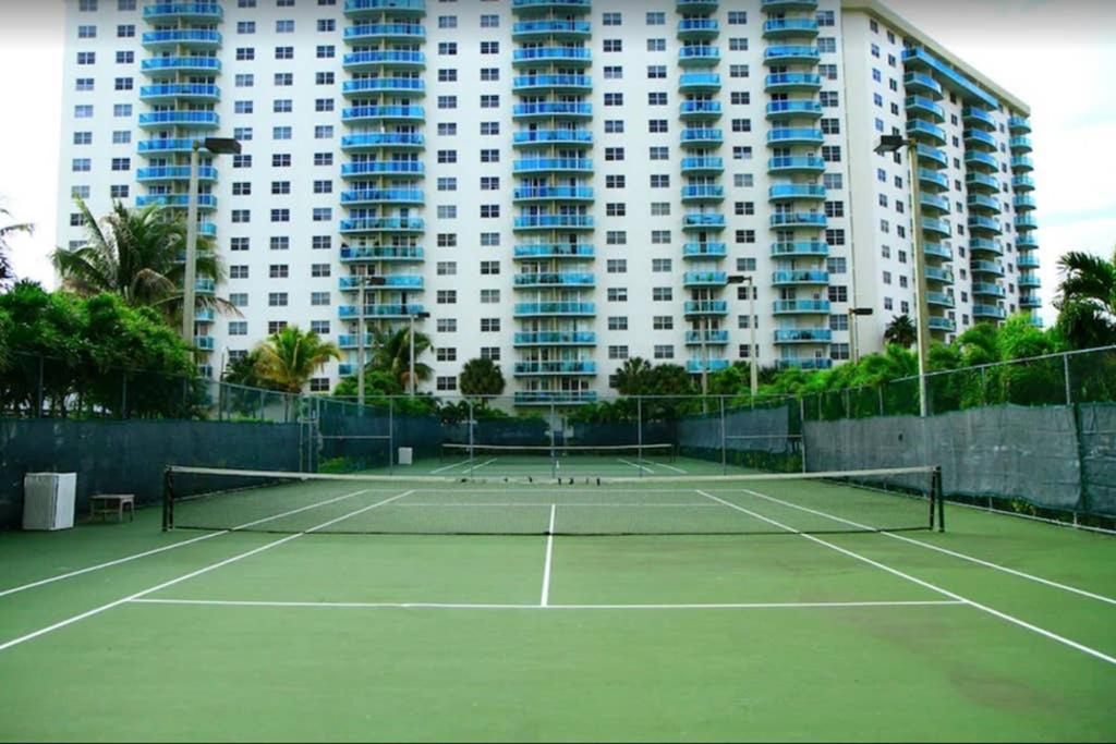 Beautiful Apartment Steps Away From The Beach ميامي بيتش المظهر الخارجي الصورة