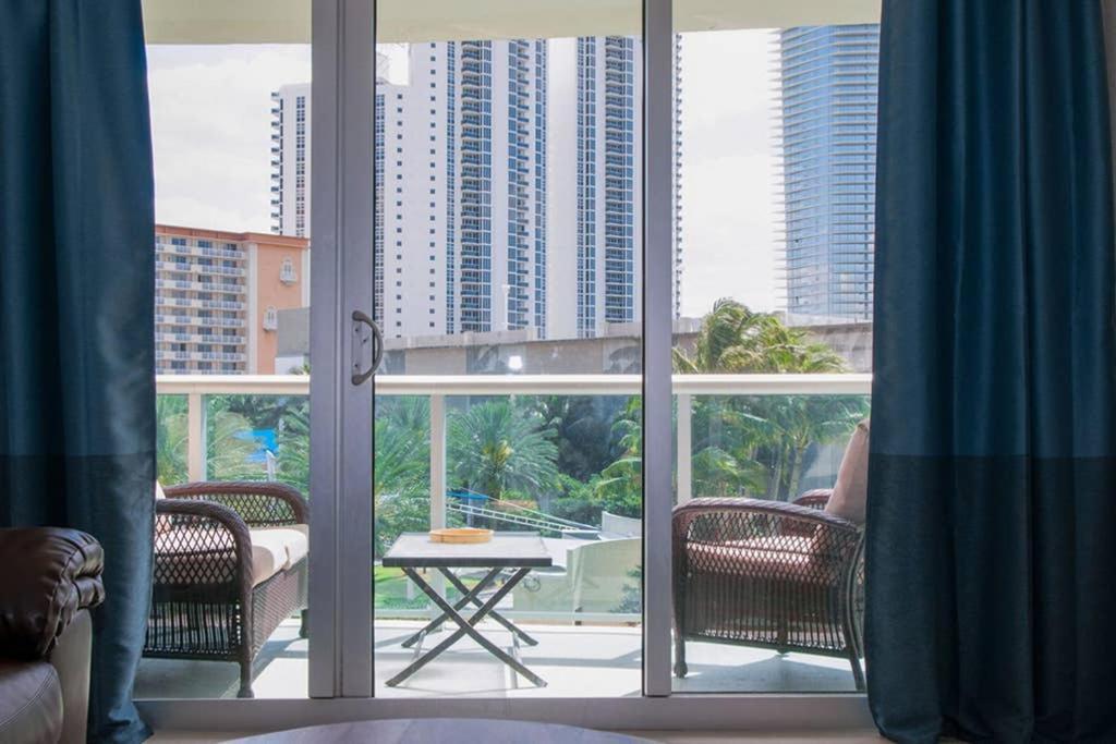 Beautiful Apartment Steps Away From The Beach ميامي بيتش المظهر الخارجي الصورة